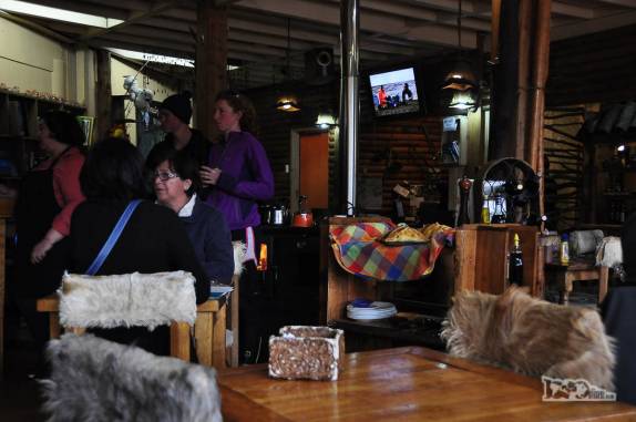 Acolhedor restaurante em Coyhaique, a maior cidade ao longo da Carretera Austral, no sul do Chile